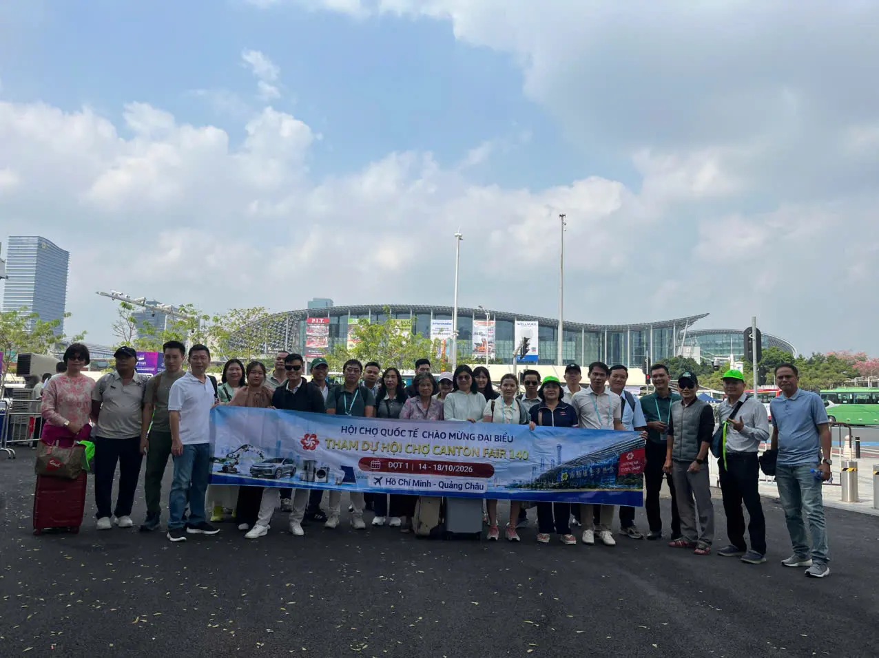 Đoàn khách tham dự hội chợ cùng Vietpower Travel