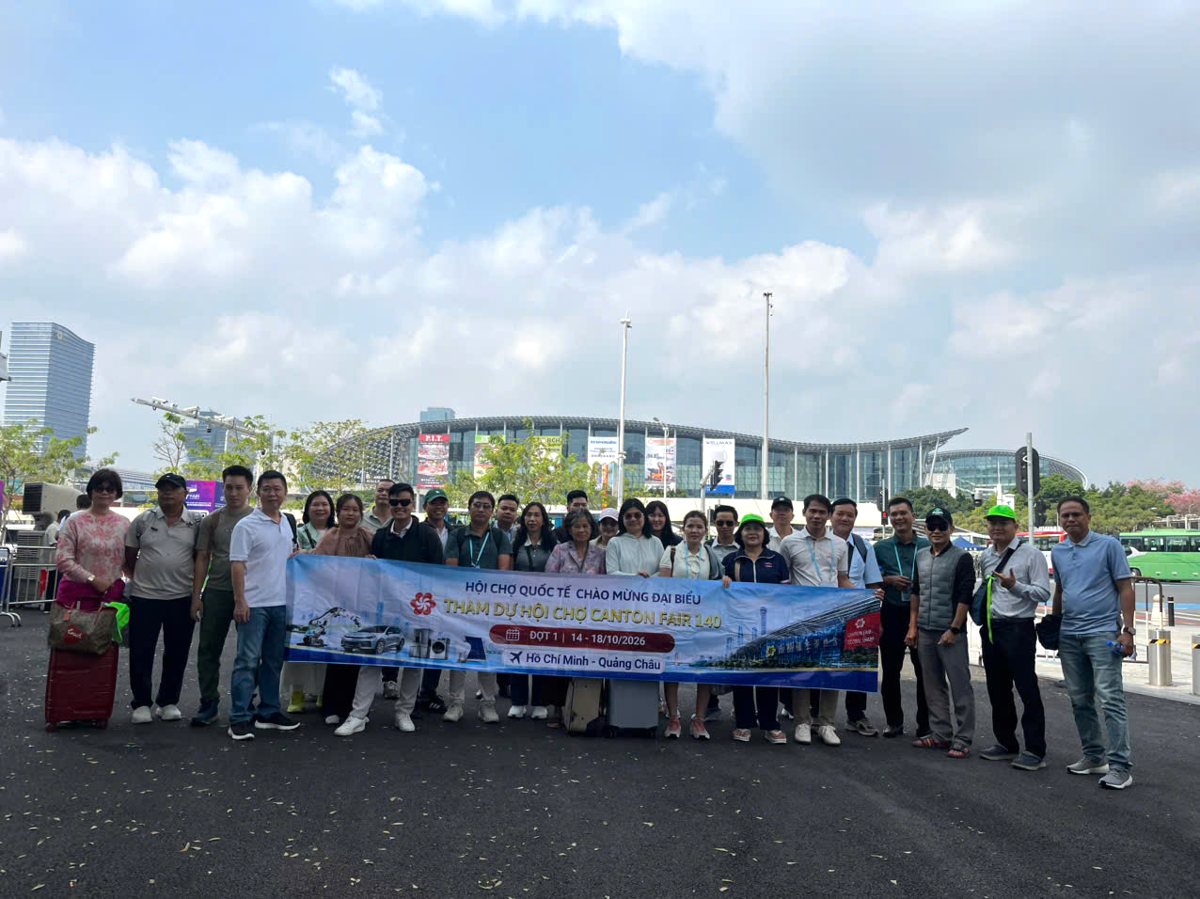 Đoàn khách tham dự hội chợ cùng Vietpower Travel