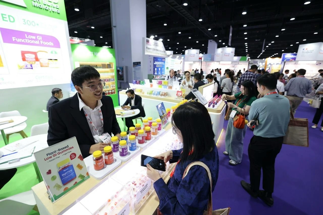 Trao đổi mẫu sản phẩm tại gian hàng Vitafoods Asia