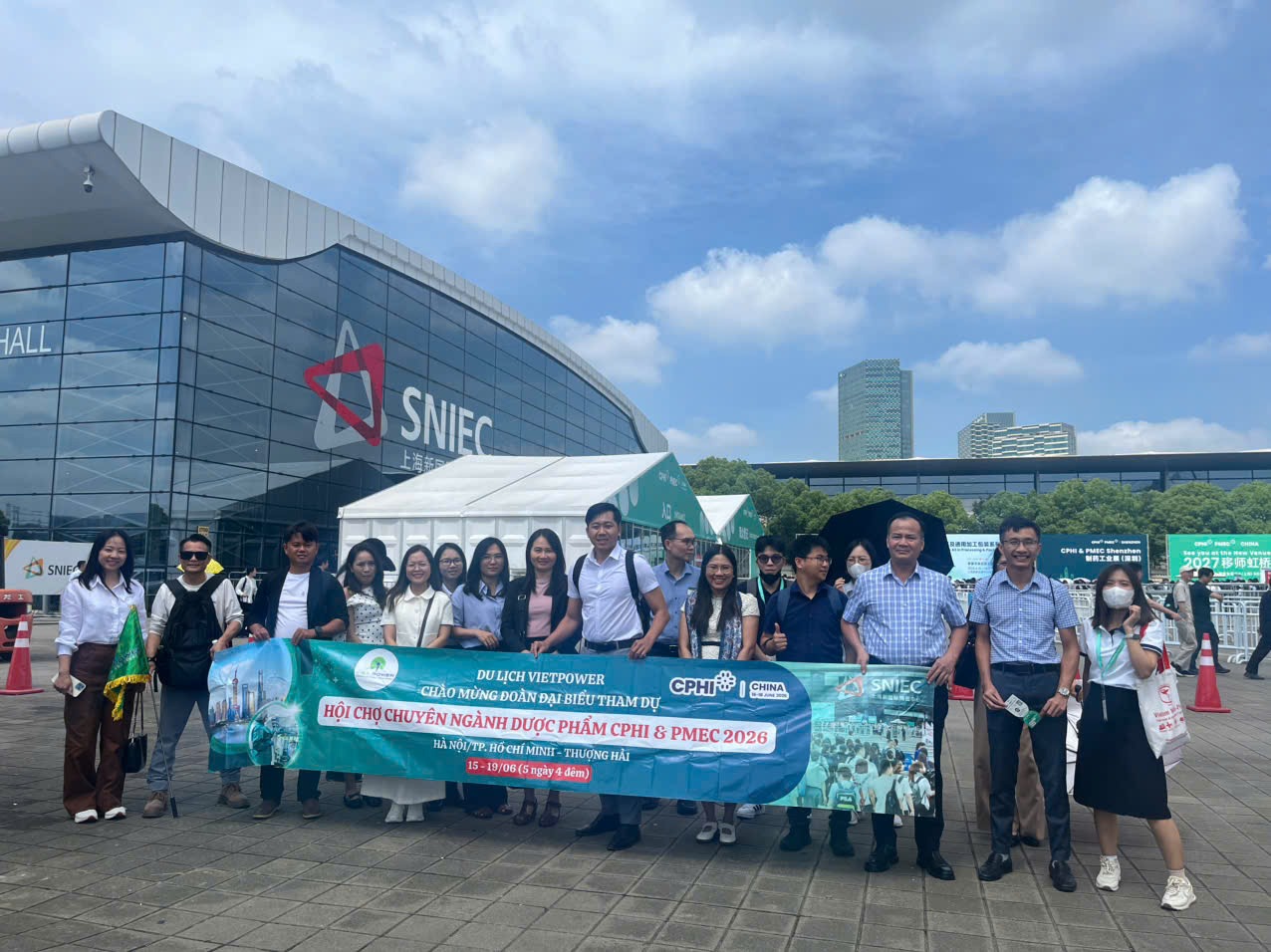 Đoàn khách tham dự hội chợ cùng Vietpower Travel
