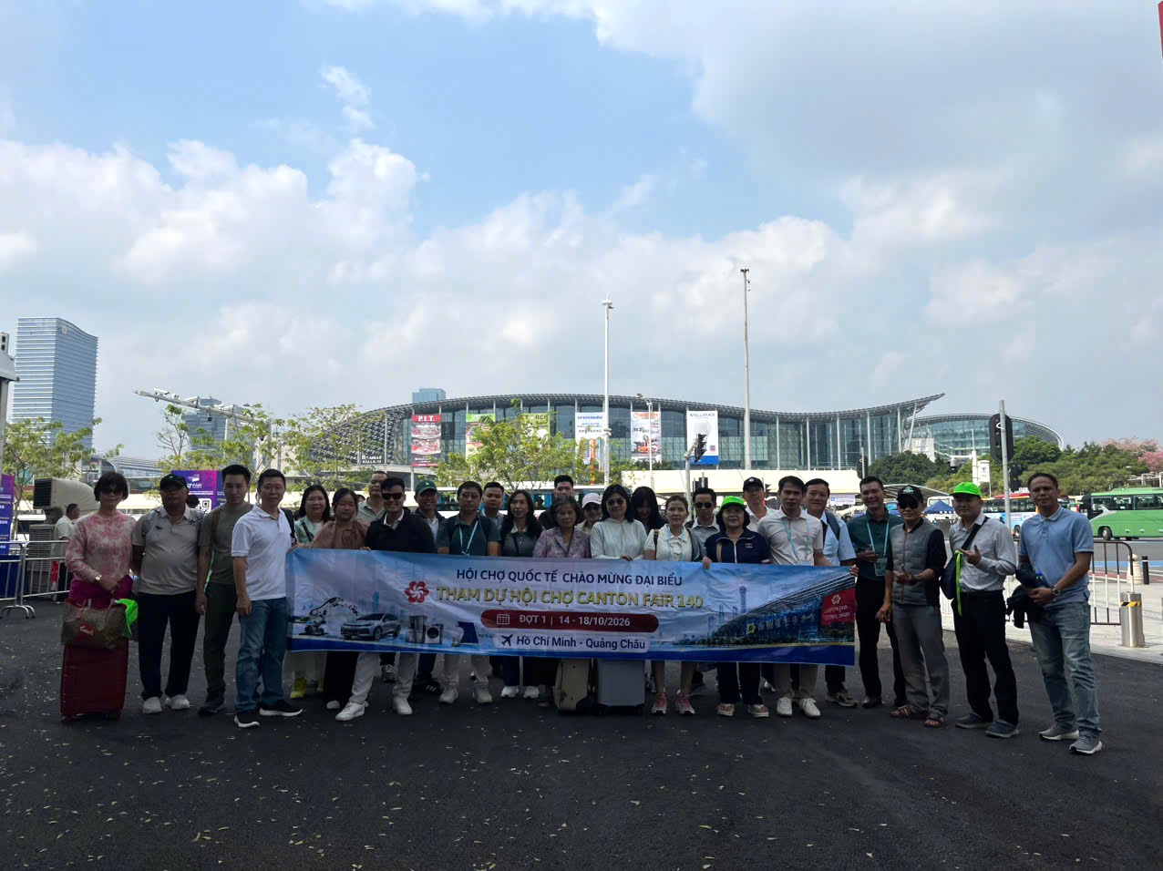 Đoàn khách tham dự hội chợ cùng Vietpower Travel