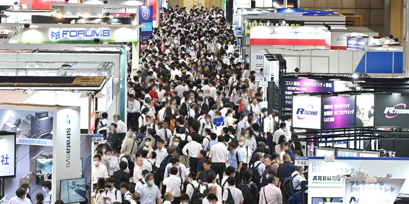 Các gian hàng và khách tham quan tại Manufacturing World.