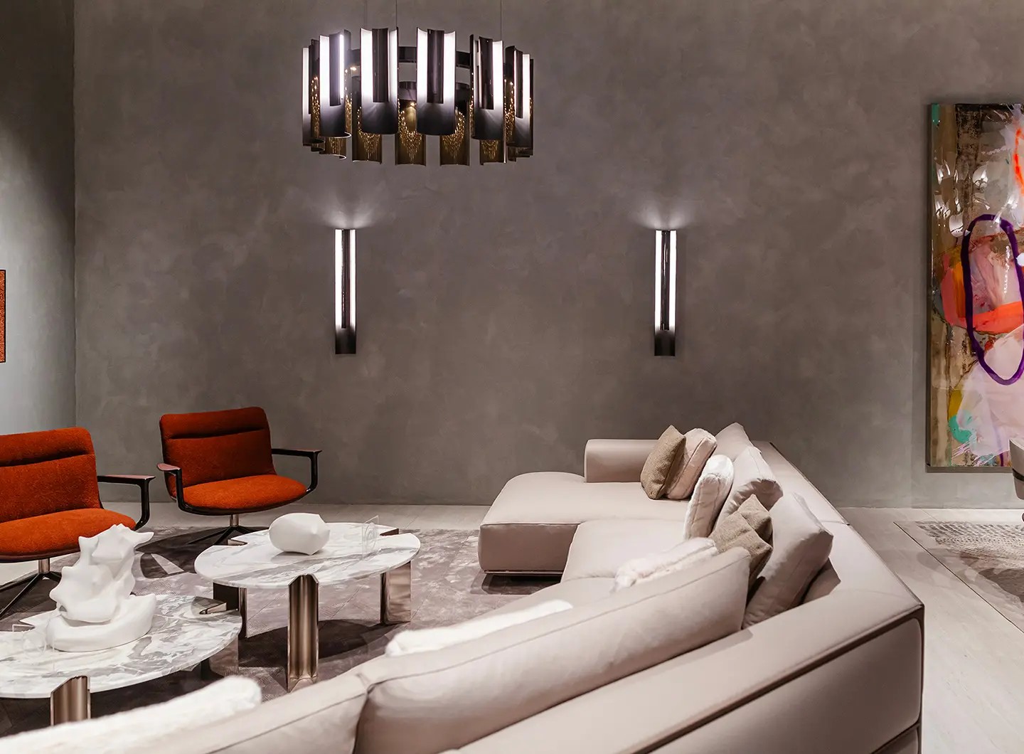 Không gian trưng bày sofa, bàn trà và đèn nội thất.