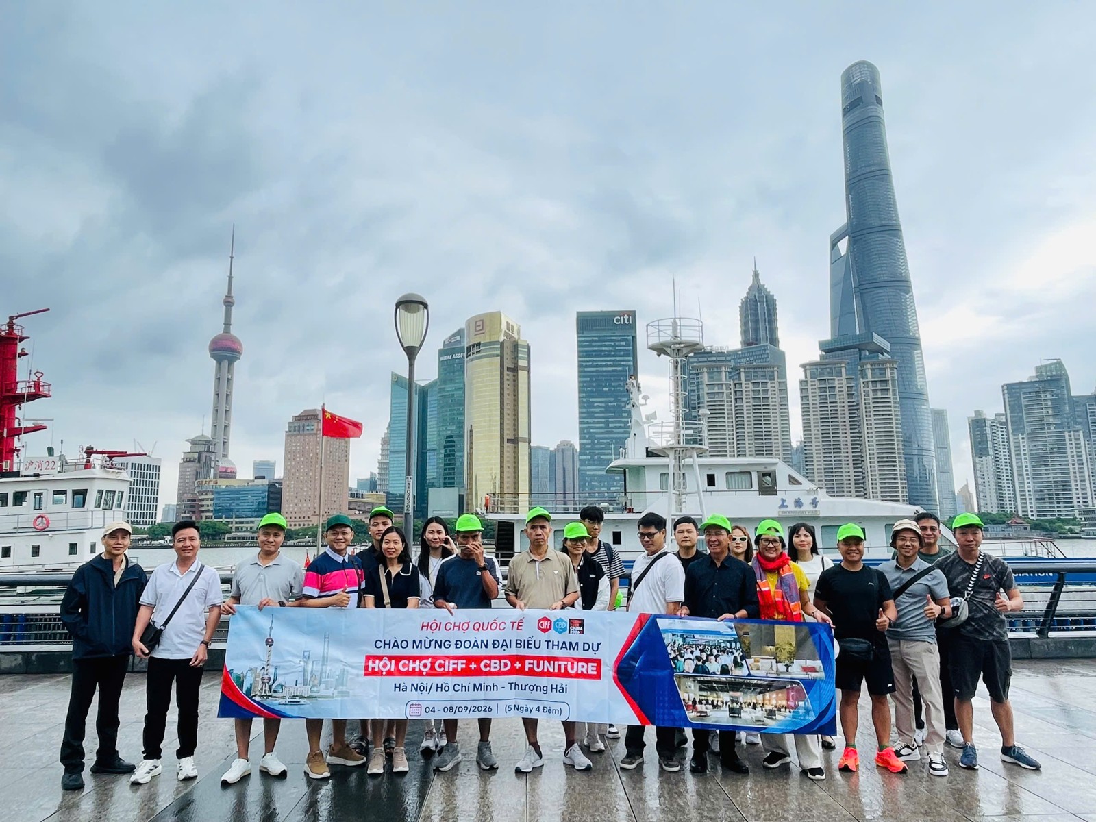 Đoàn khách Vietpower Travel chụp ảnh tại Thượng Hải.