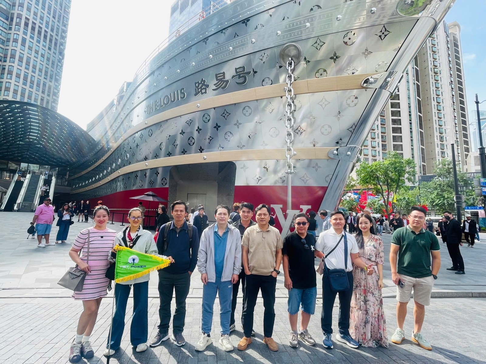 Đoàn khách Vietpower Travel tại Thượng Hải.