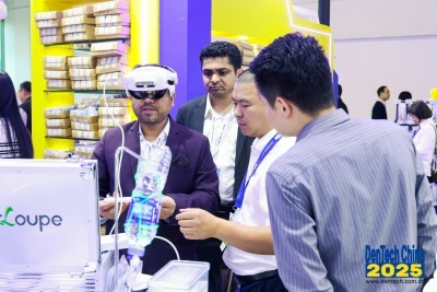 Khách tìm hiểu kính phóng đại nha khoa tại gian trưng bày.