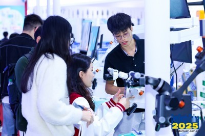 Khách xem thiết bị quan sát tại gian hàng DenTech China.