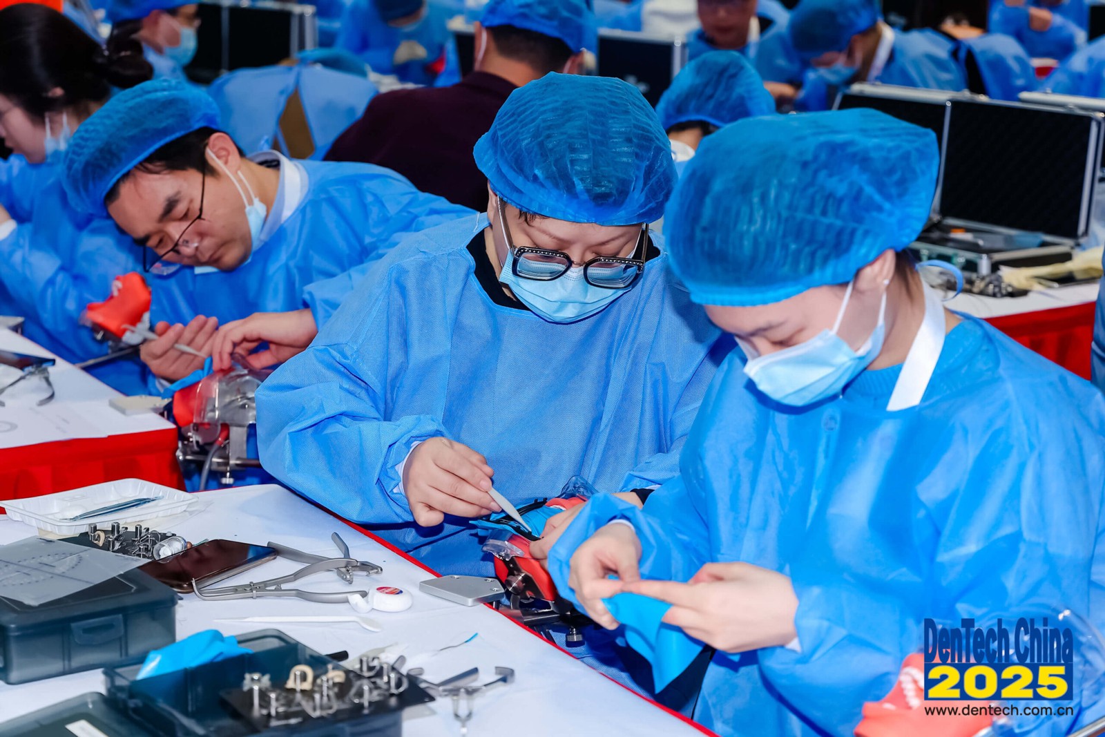 Trao đổi chuyên môn với mô hình và dụng cụ nha khoa tại DenTech China.