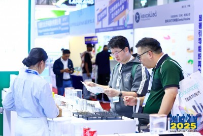 Khách và nhà cung cấp trao đổi sản phẩm tại DenTech China.