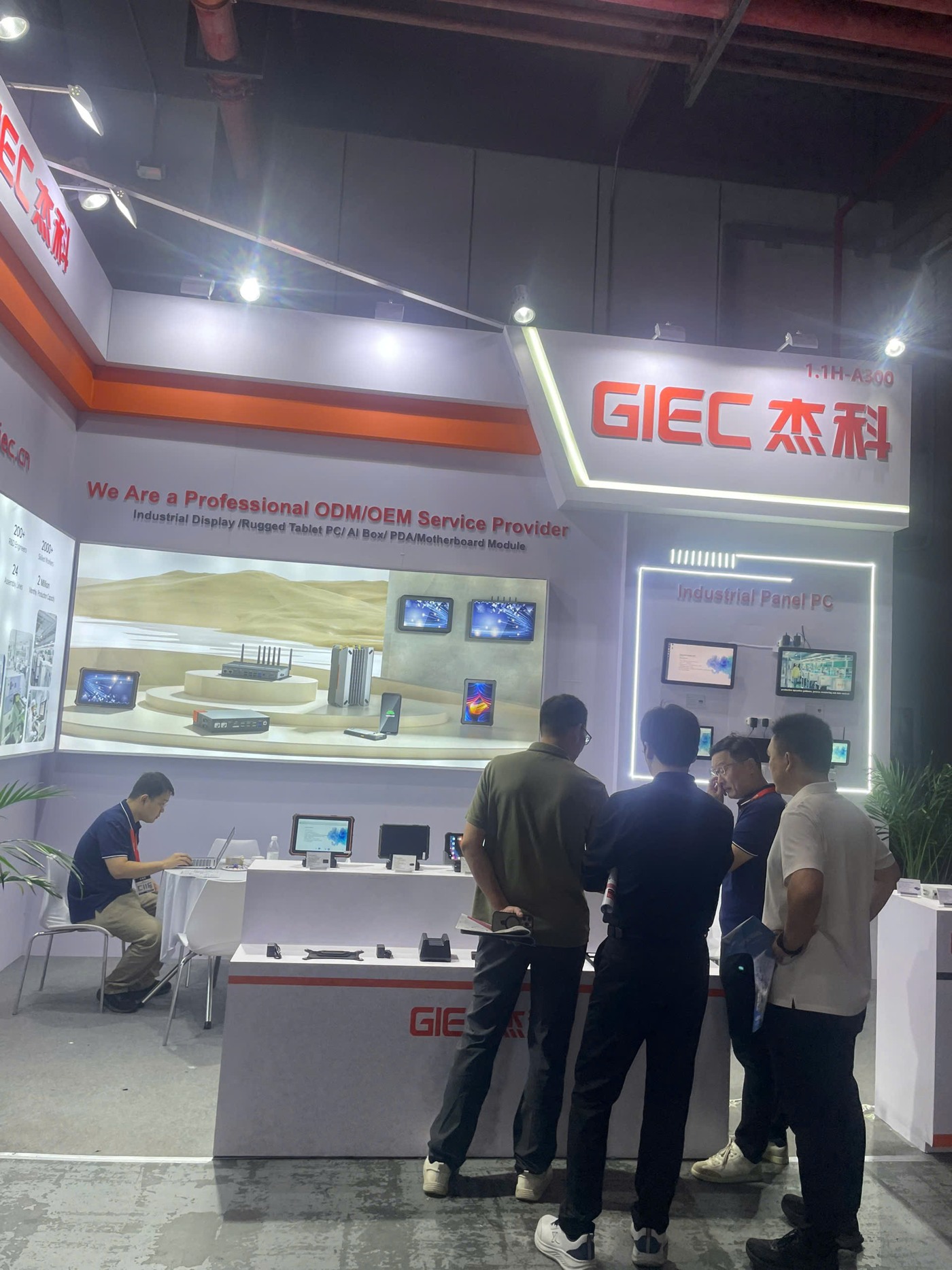 Khách khảo sát gian hàng thiết bị trong chuyến công tác cùng Vietpower Travel.
