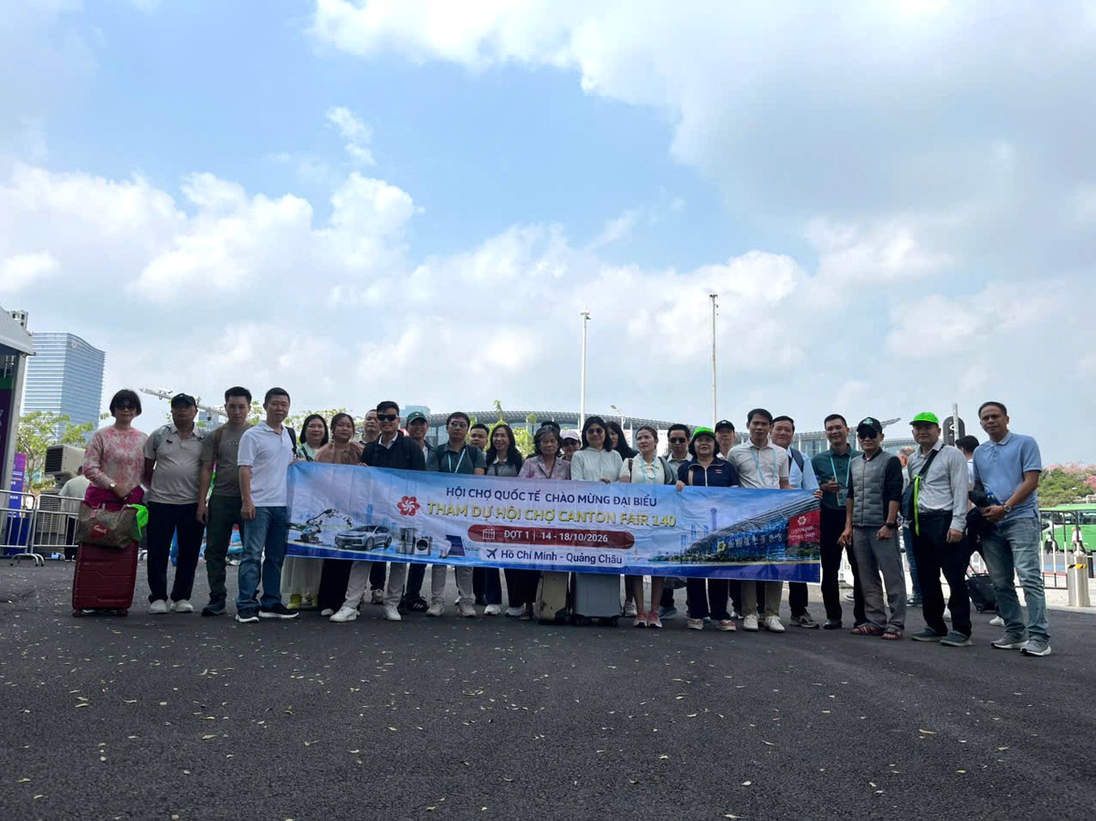 Đoàn khách tham dự hội chợ cùng Vietpower Travel