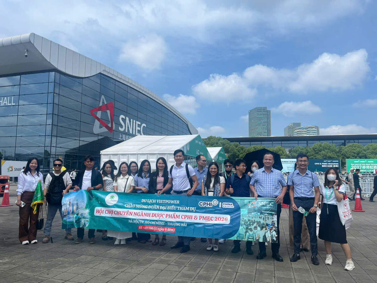 Đoàn khách tham dự hội chợ cùng Vietpower Travel