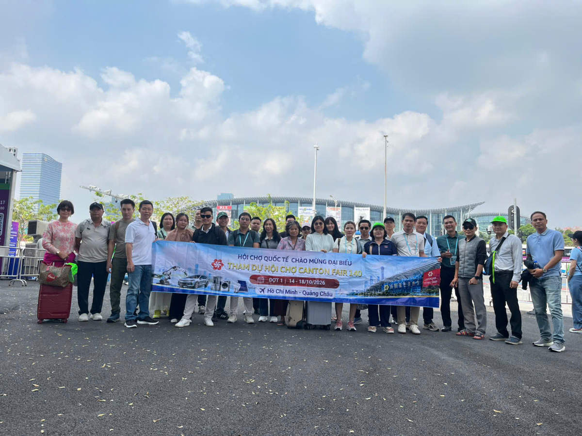 Đoàn khách tham dự hội chợ cùng Vietpower Travel