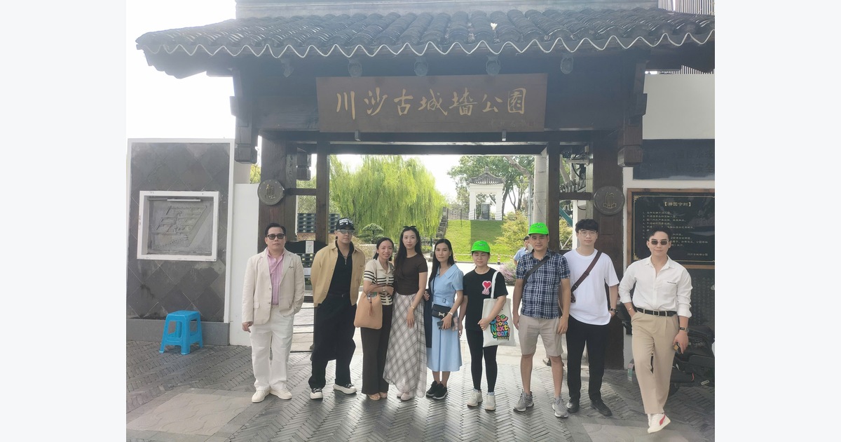 Đoàn khách tham dự hội chợ của Vietpower Travel.