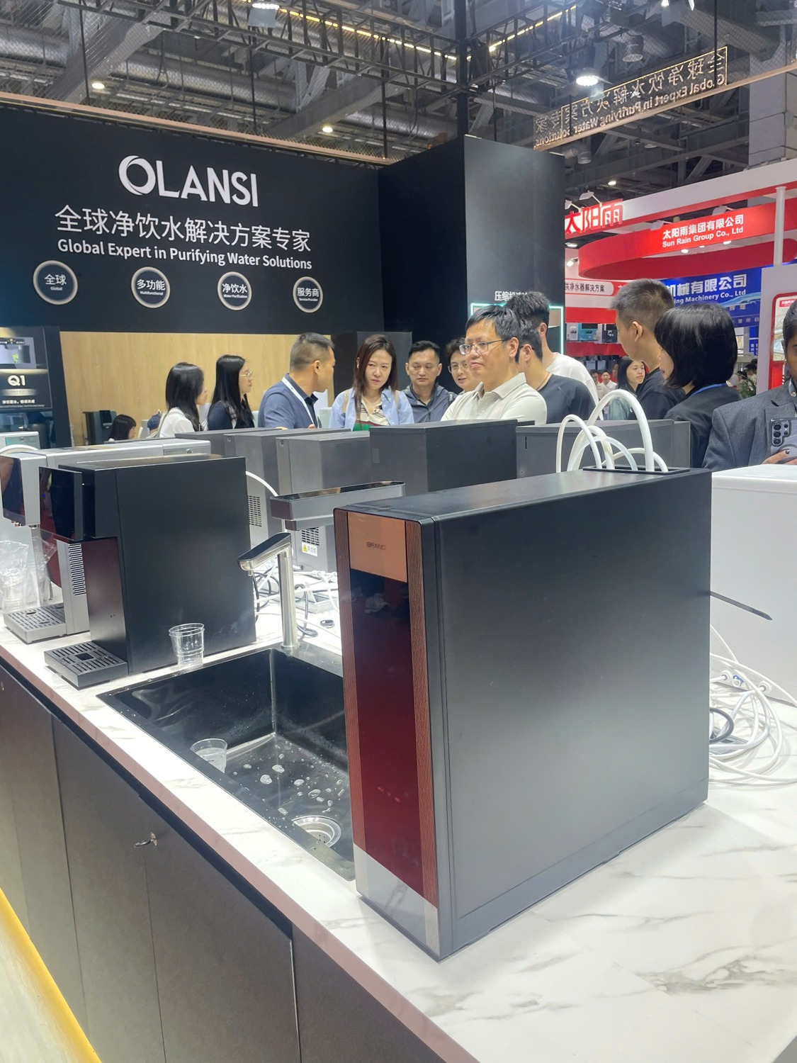 Khách khảo sát gian hàng công nghệ nước