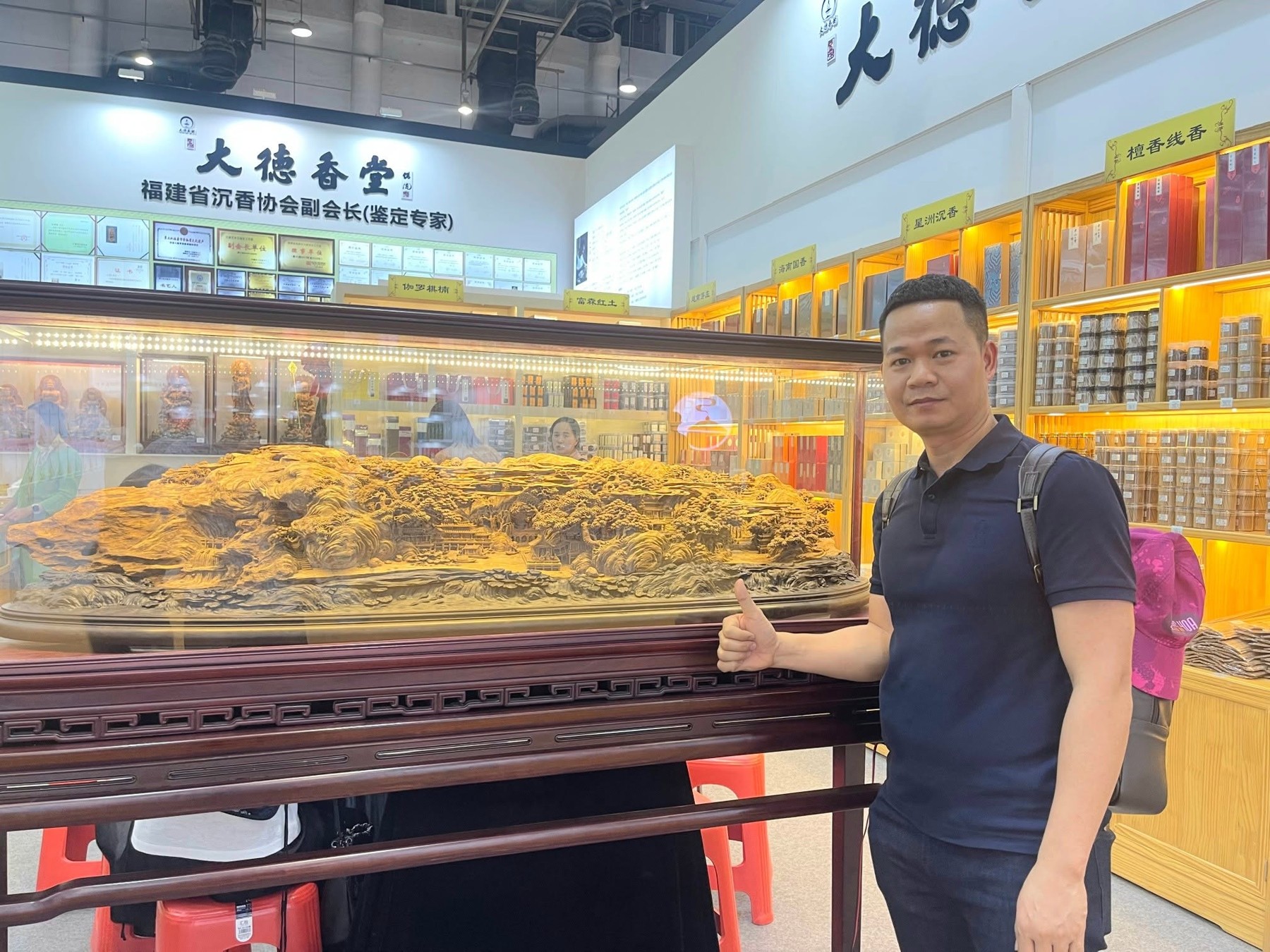 Khảo sát gian hàng trầm hương tại Hạ Môn – Vietpower Travel.