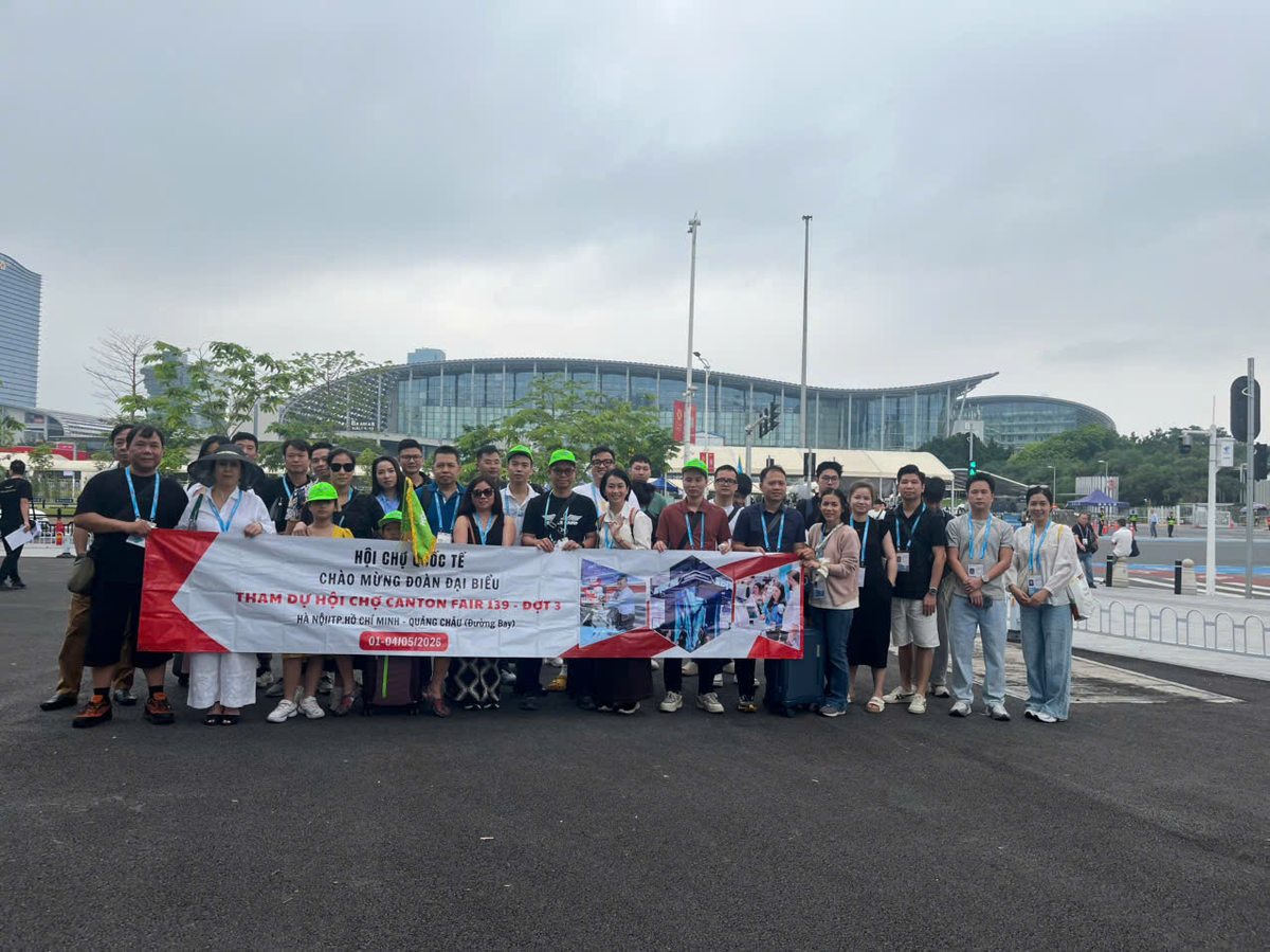 Đoàn khách tham dự hội chợ cùng Vietpower Travel