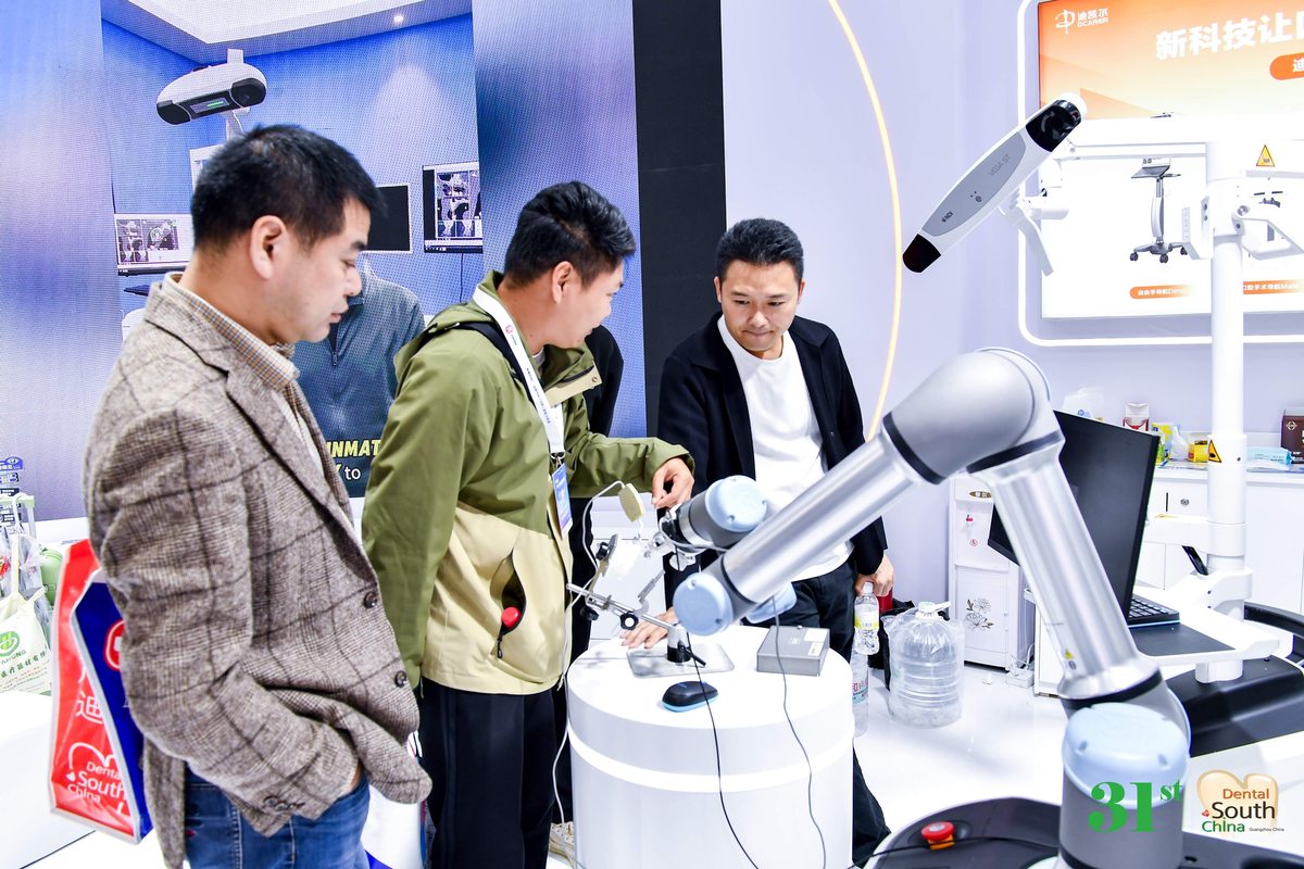 Khách khảo sát thiết bị nha khoa tại Dental South China