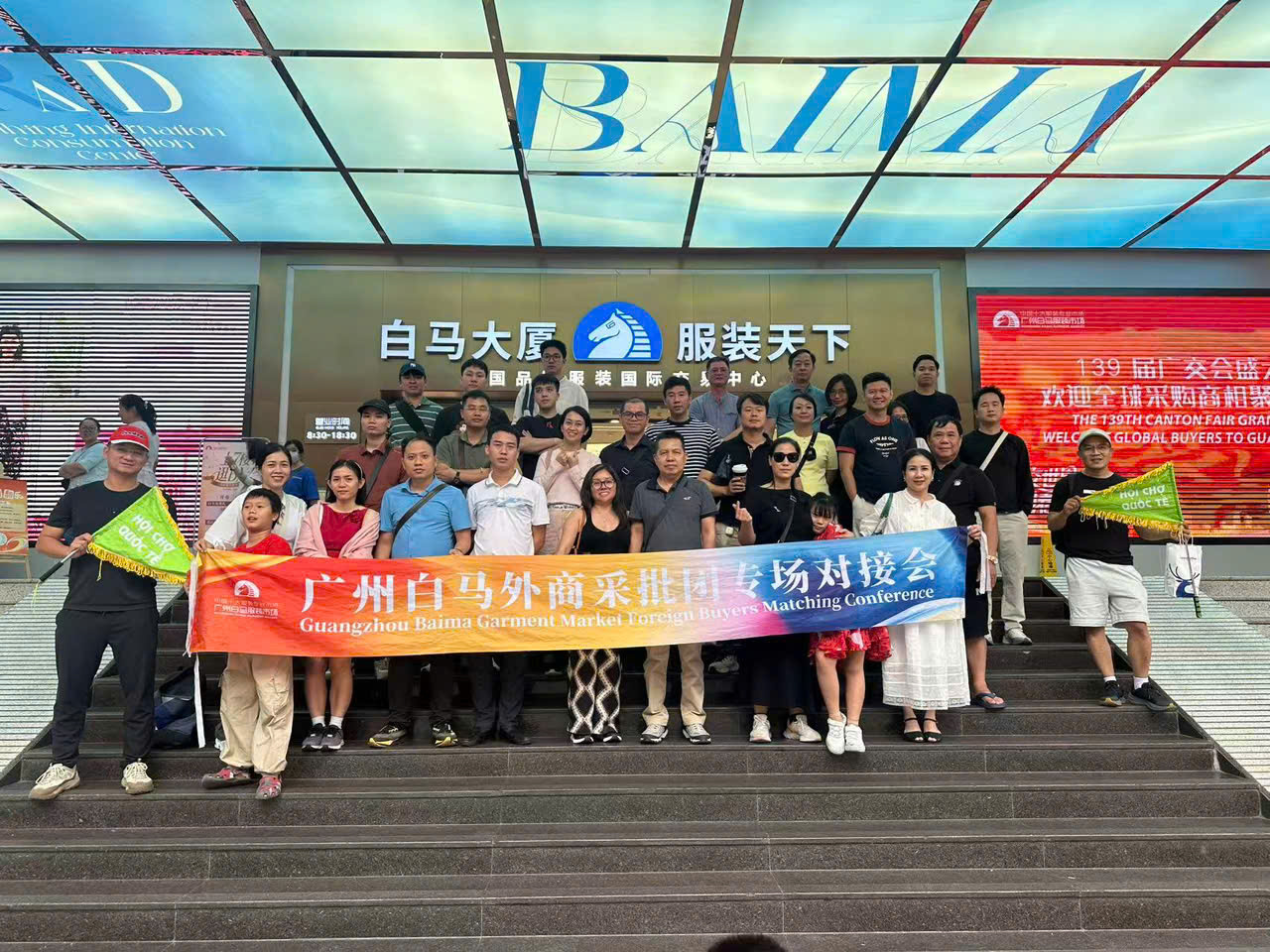 Đoàn khách tham dự hội chợ cùng Vietpower Travel