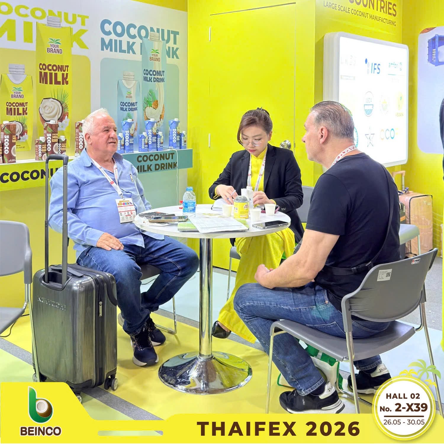 Trao đổi sản phẩm tại THAIFEX Anuga Asia – Vietpower Travel.