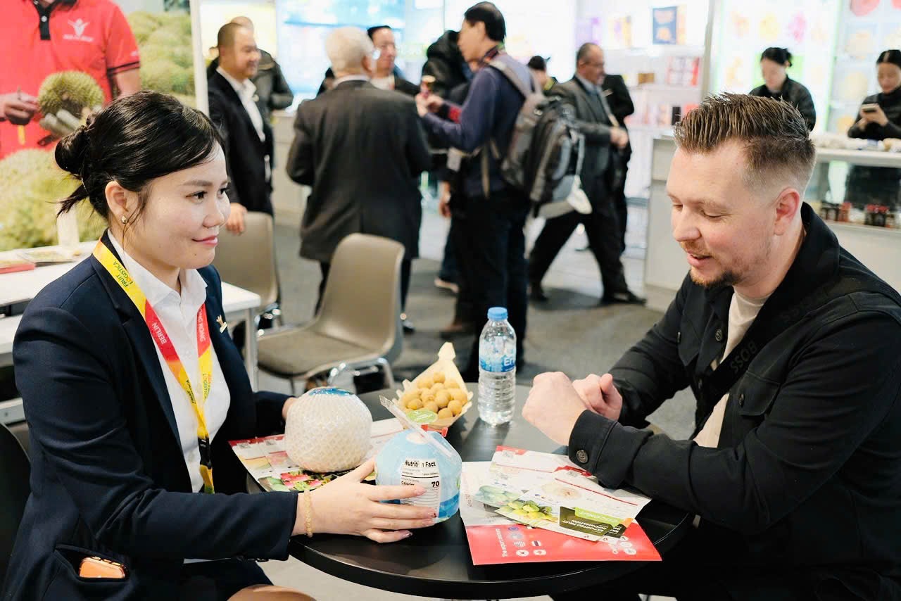Trao đổi rau quả tại FRUIT LOGISTICA – Vietpower Travel.