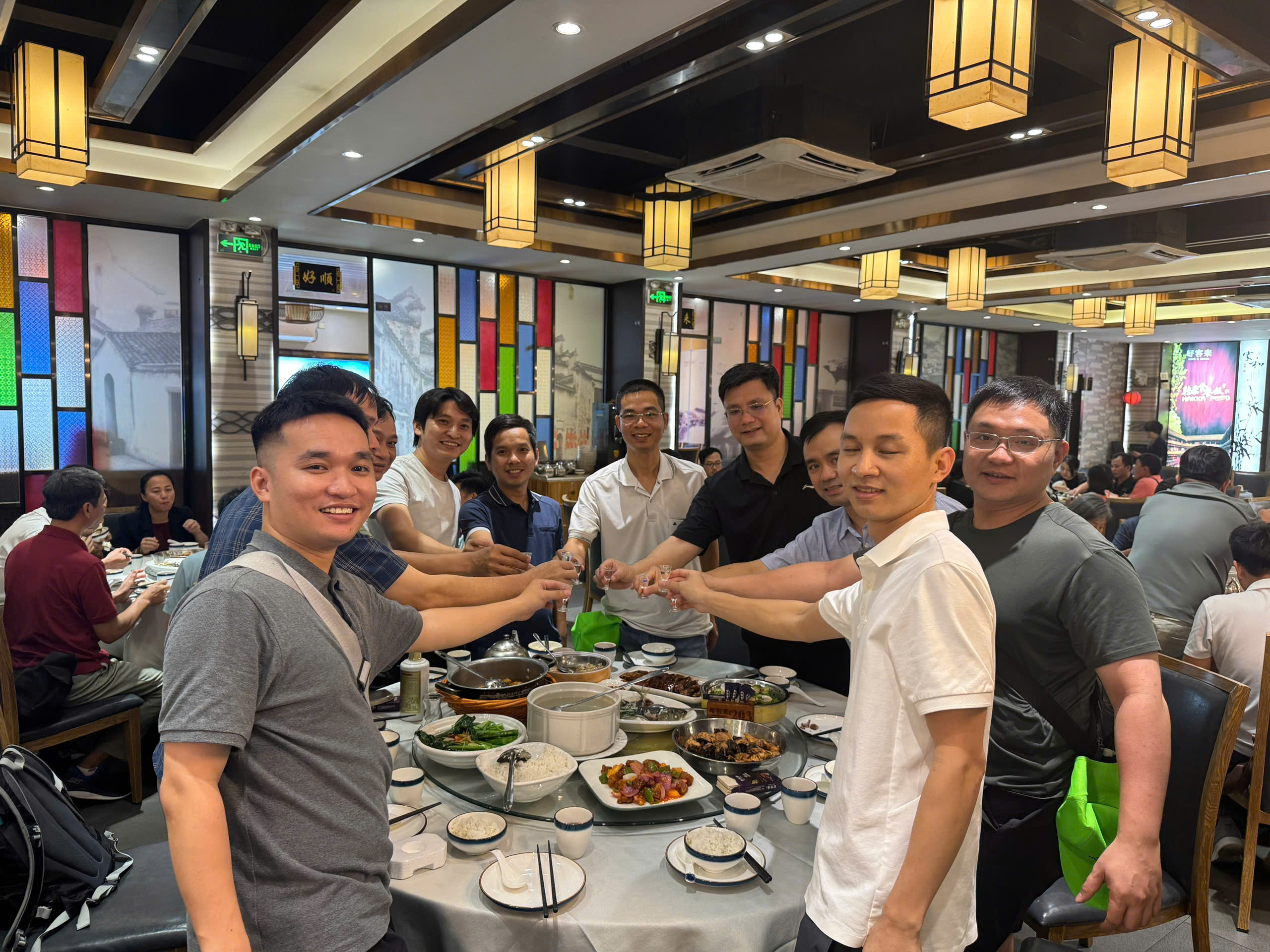 Khách trong đoàn Vietpower dùng bữa tại Quảng Châu