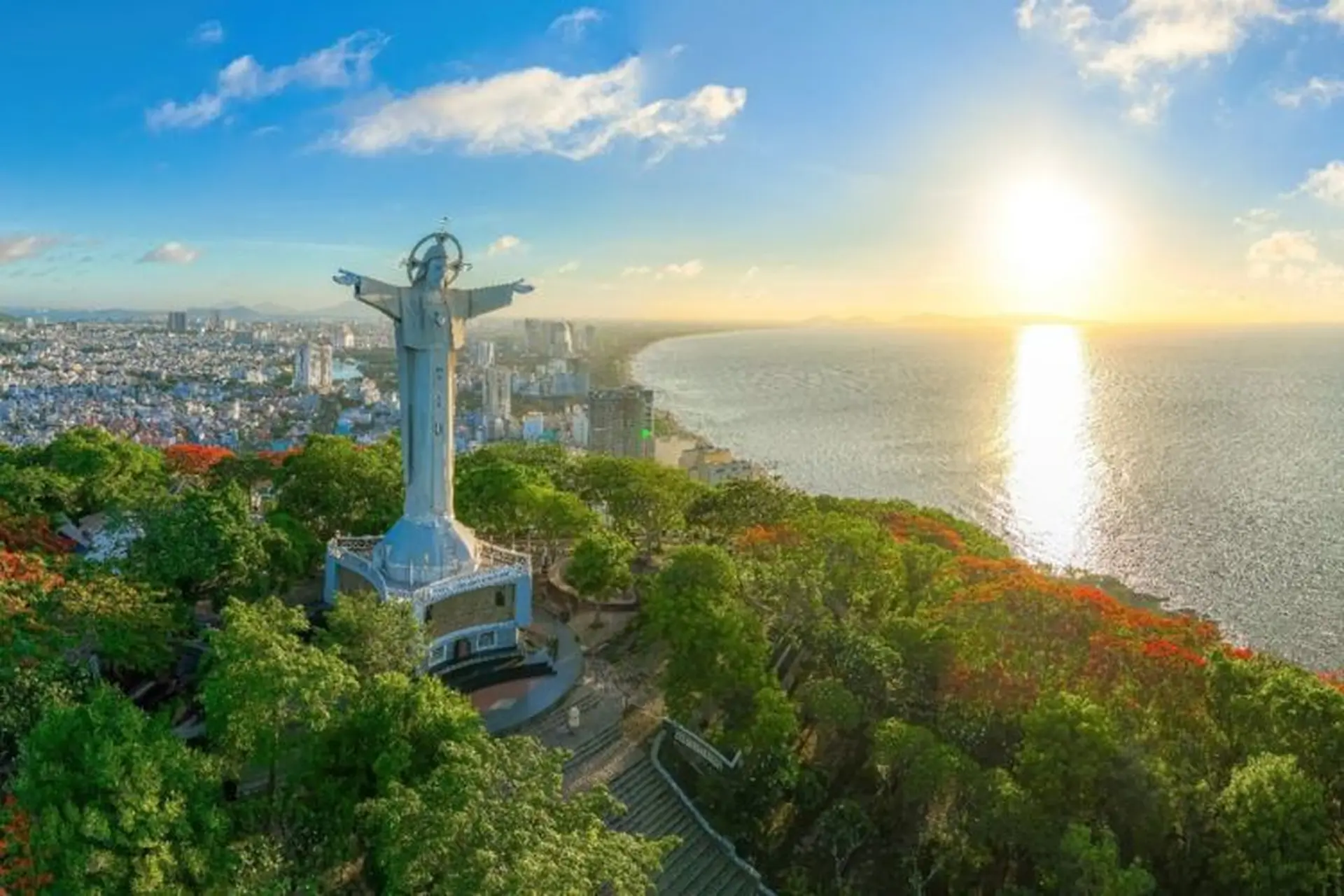 Ăn Tối Trên Du Thuyền Sang Trọng REVER Sài Gòn