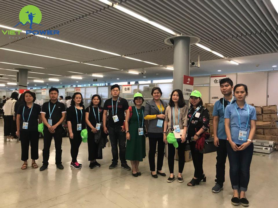 Đoàn khách Vietpower chụp banner trong hành trình Canton Fair