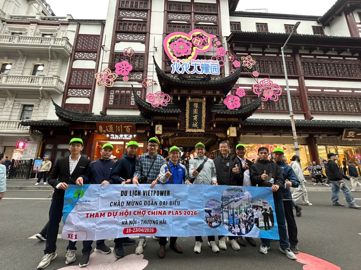Đoàn khách Vietpower Travel chụp ảnh với banner tại hội chợ CHINAPLAS