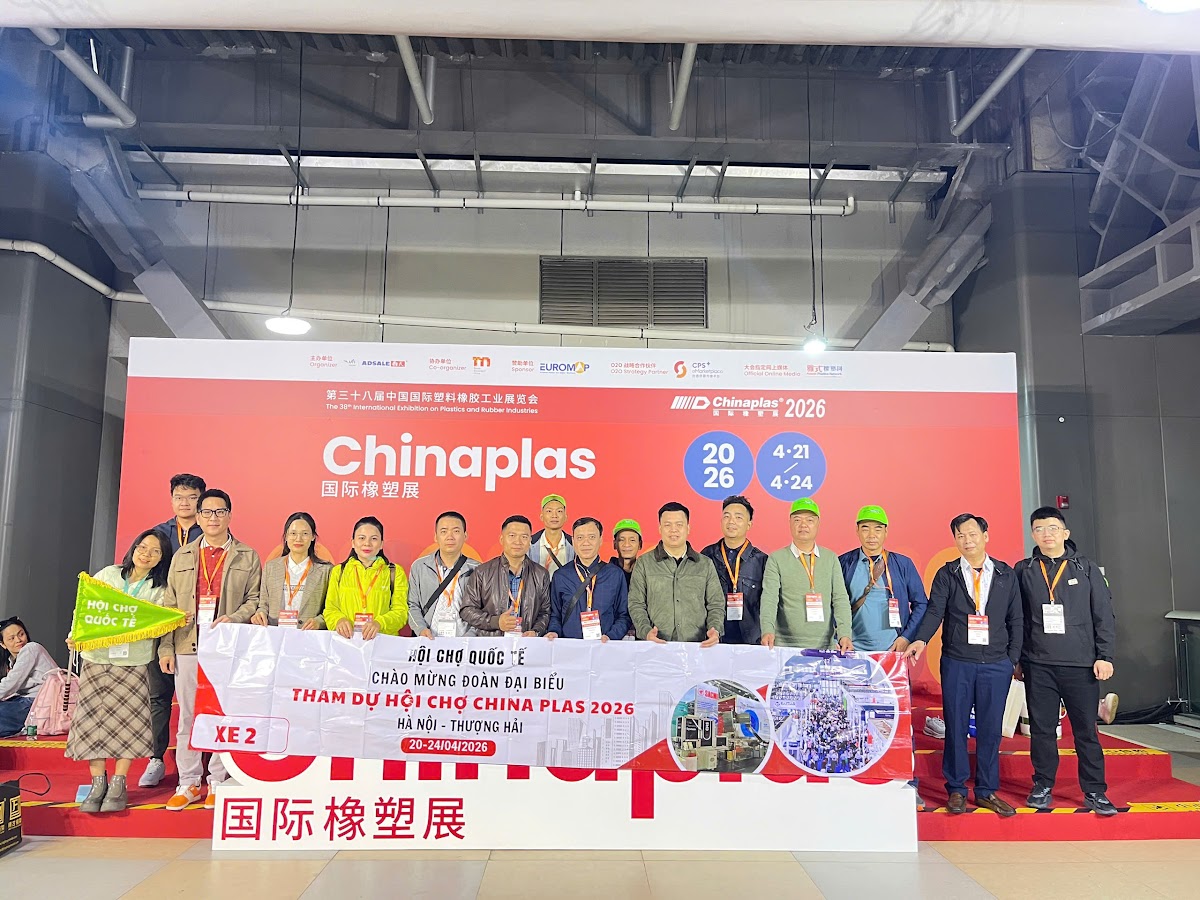 Đoàn khách Vietpower với banner CHINAPLAS trong hành trình hội chợ